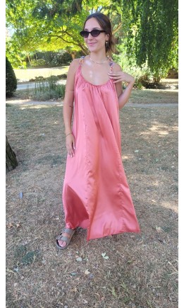 Robe Avene longue satinée bretelles bijou – coloris rose