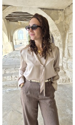 Blouse Danielle col lavallière volanté – coloris beige
