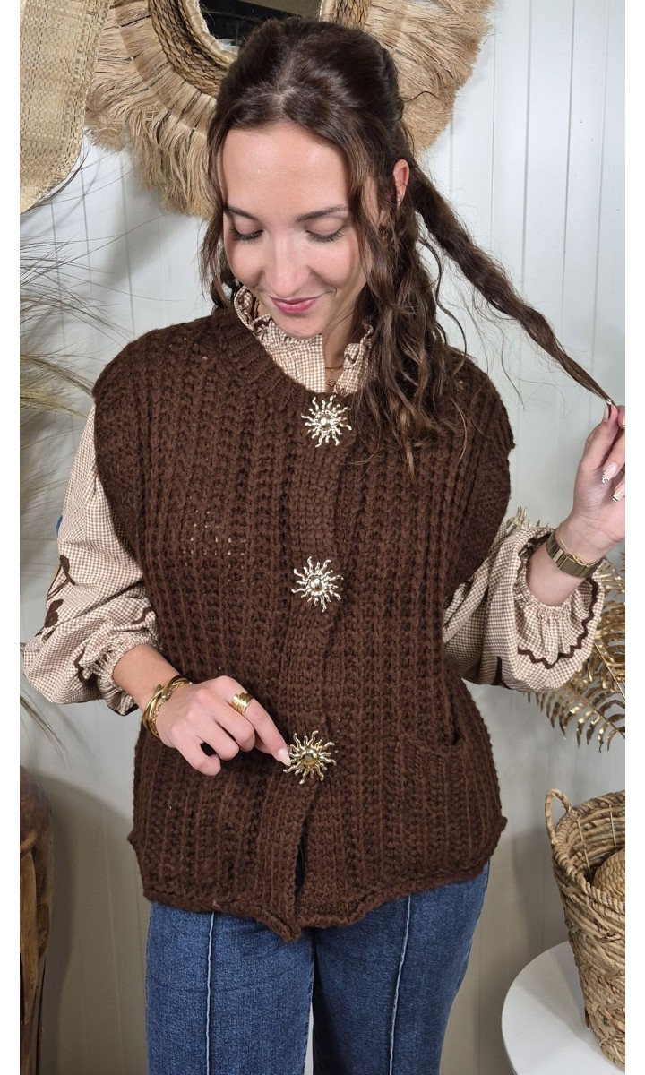 Gilet Faroza tricot torsadé boutons bijoux dorés – coloris marron